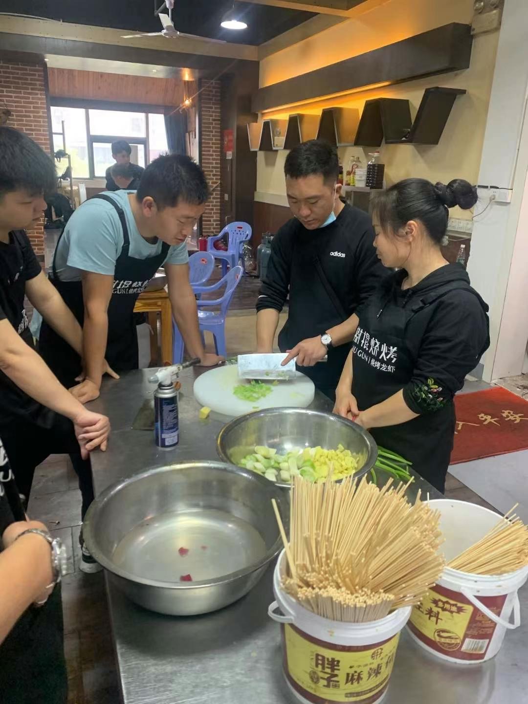 燒烤教學(xué)現(xiàn)場