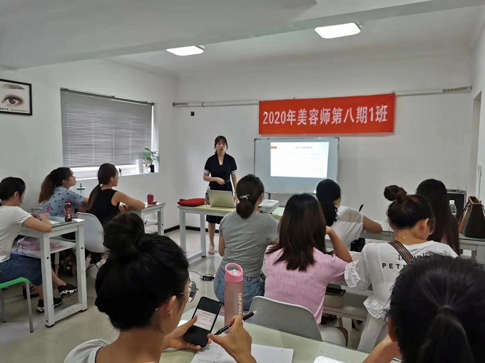 美容師教學現(xiàn)場