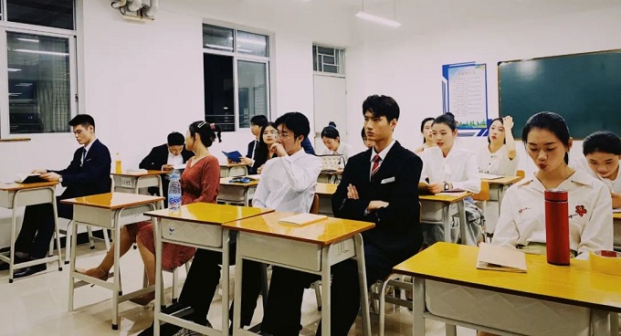 上課