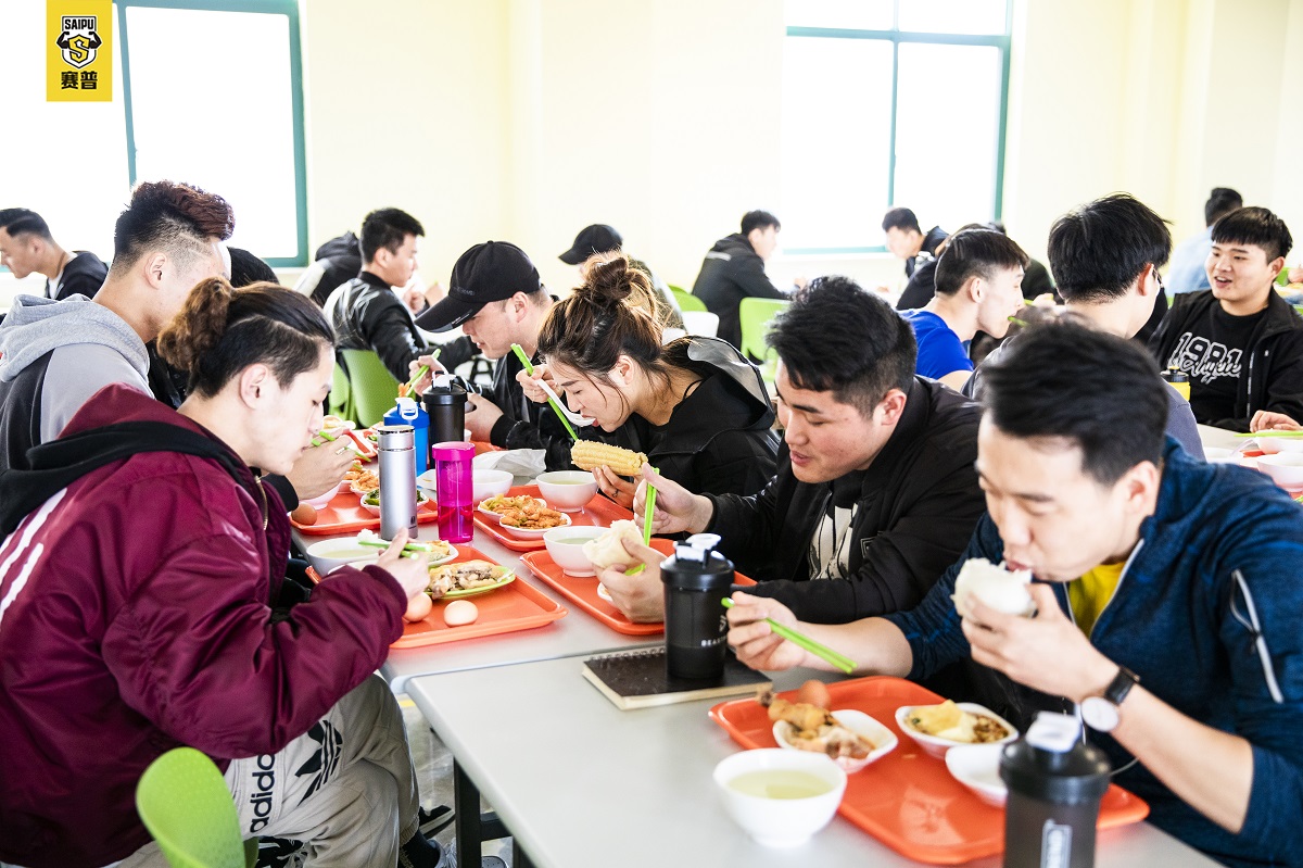 正在用餐的學(xué)員們