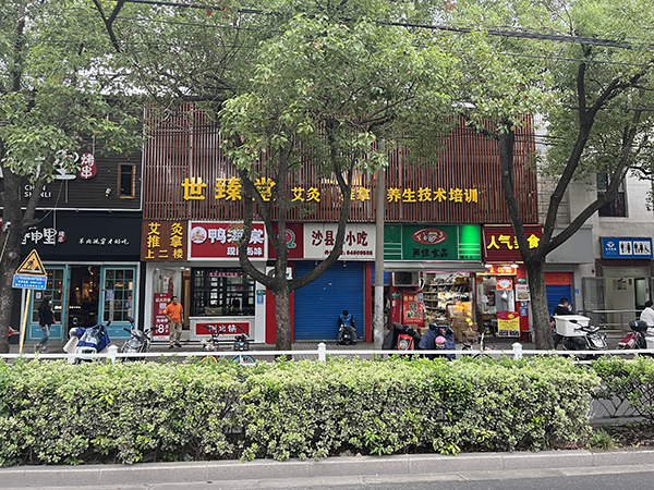 學(xué)校門(mén)口