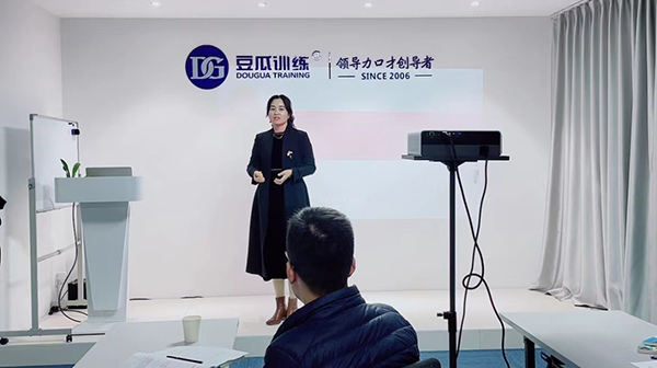 臺(tái)上演講