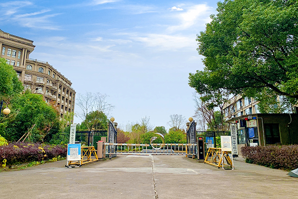 學院大門