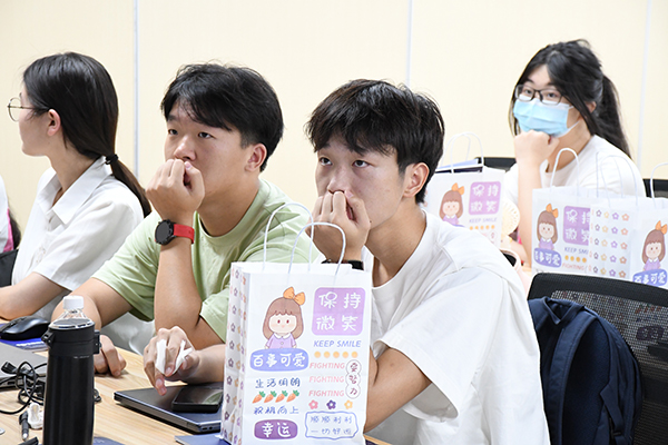 學(xué)員聽講