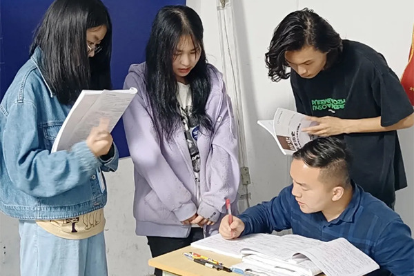 悉心輔導